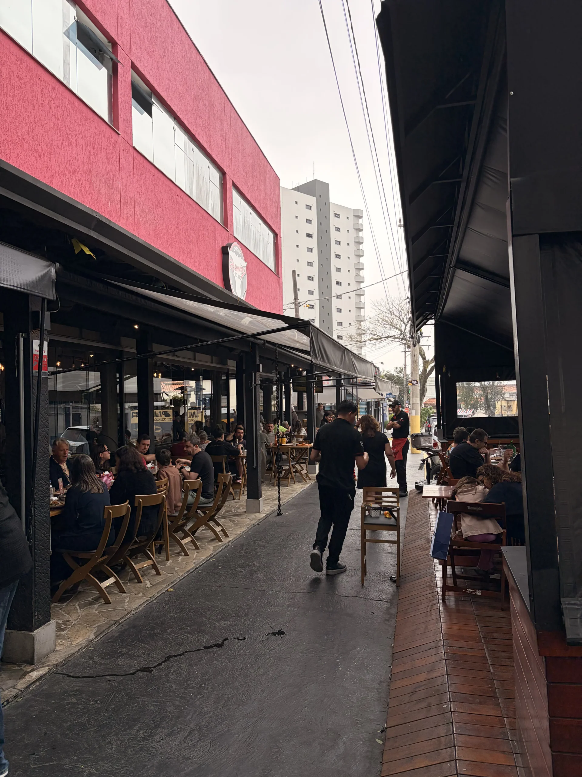 Deck aberto do Empório Assunção com mesas montadas para o jantar